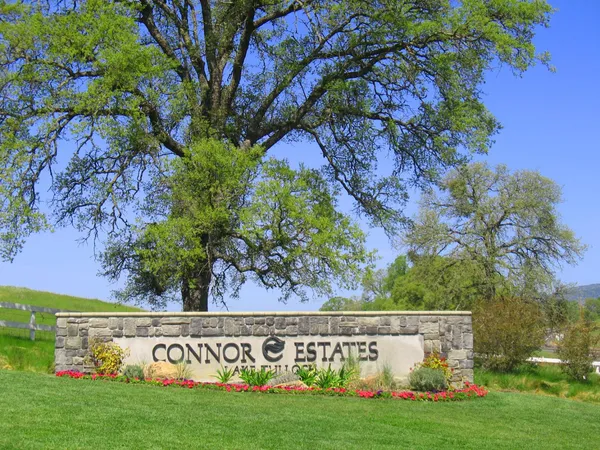 a view of a lake with house