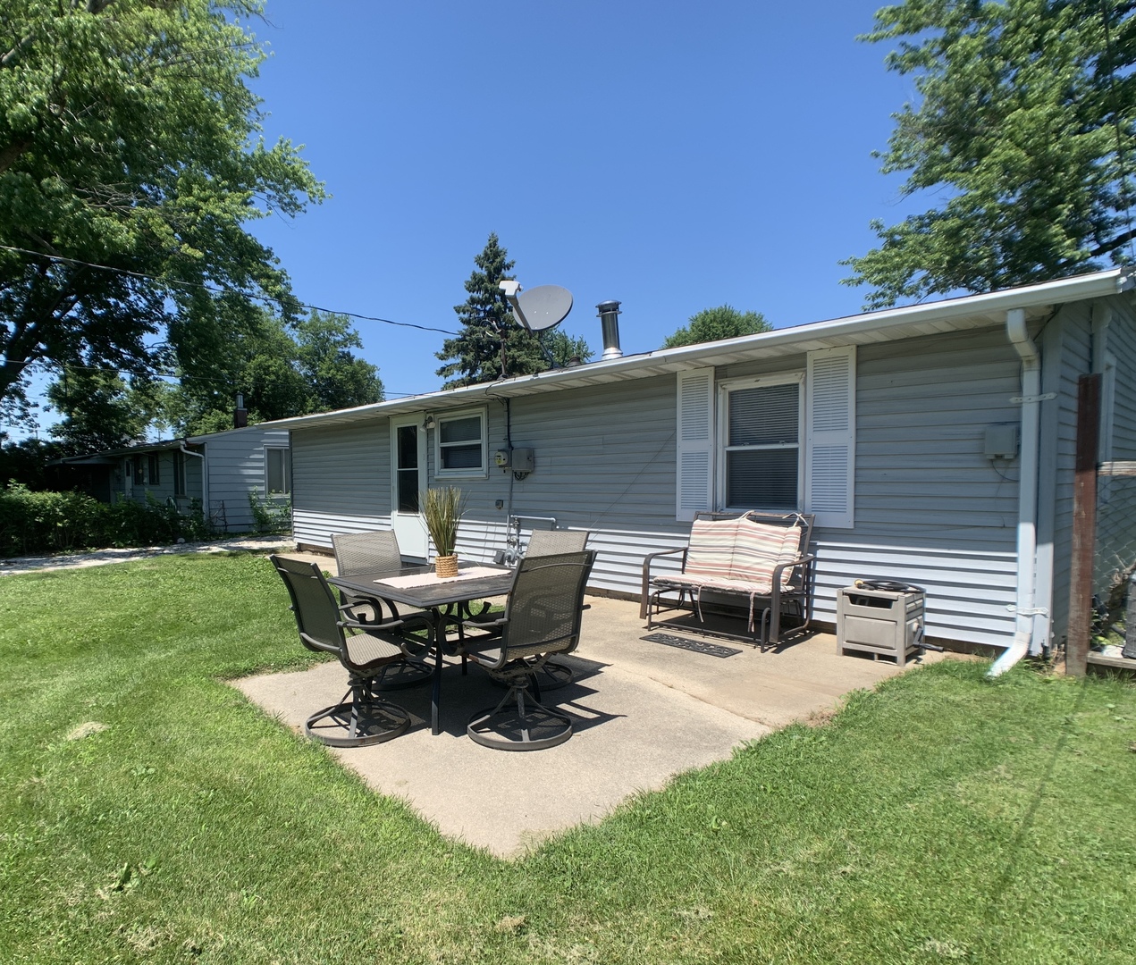 205 West 7th Street Spring Valley, IL 61362 - Photo 6 of 34 a view of a house with backyard and sitting area