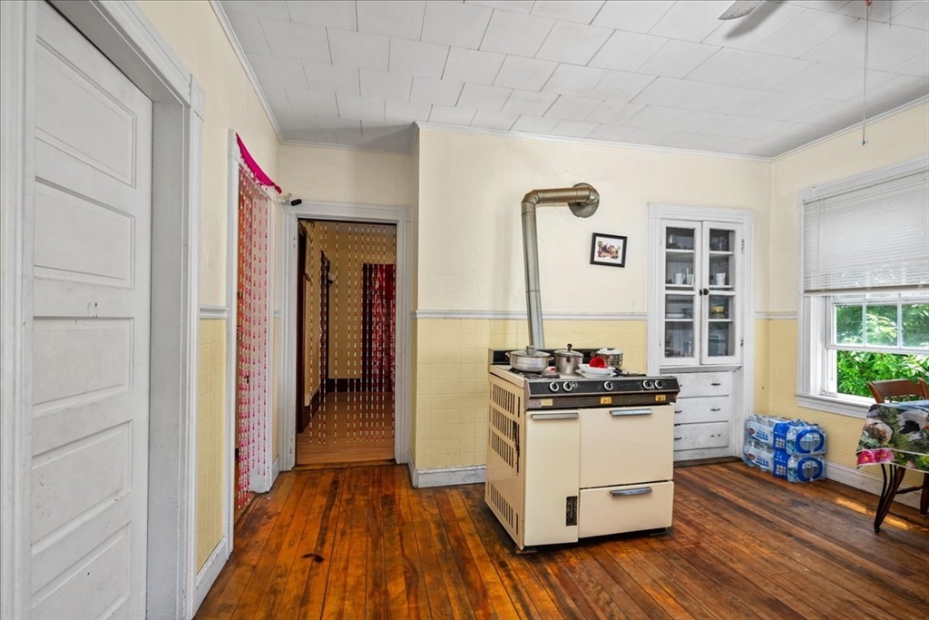 60 Esther Street Worcester, MA 01607 - Photo 5 of 38