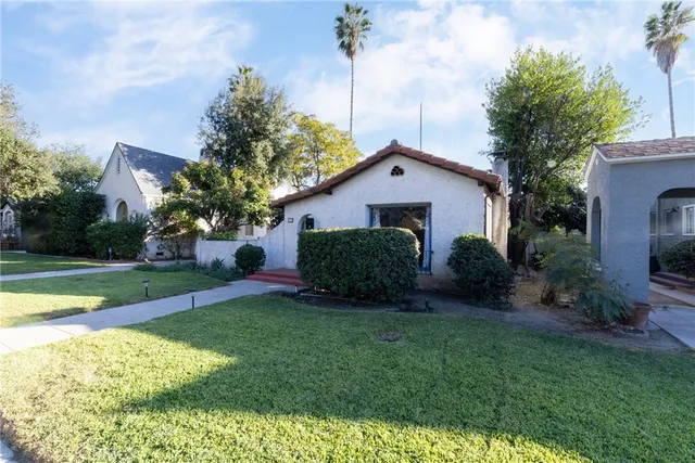 a view of house with garden