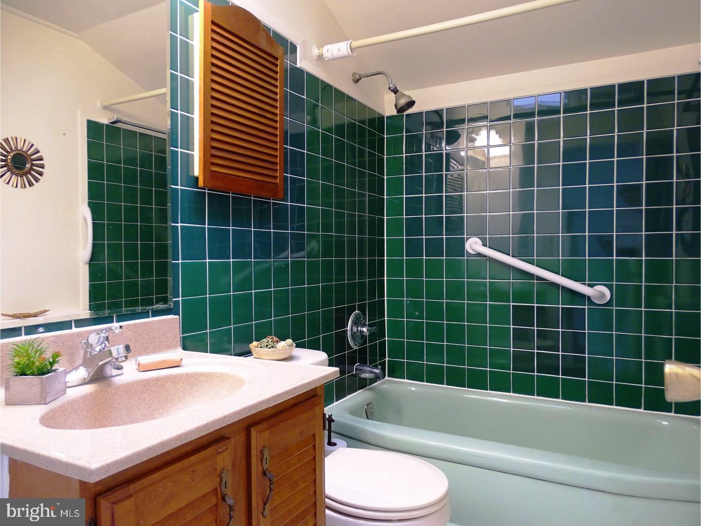 15 Quakeroak Road Levittown, PA 19057 - Photo 23 of 25 Bathroom