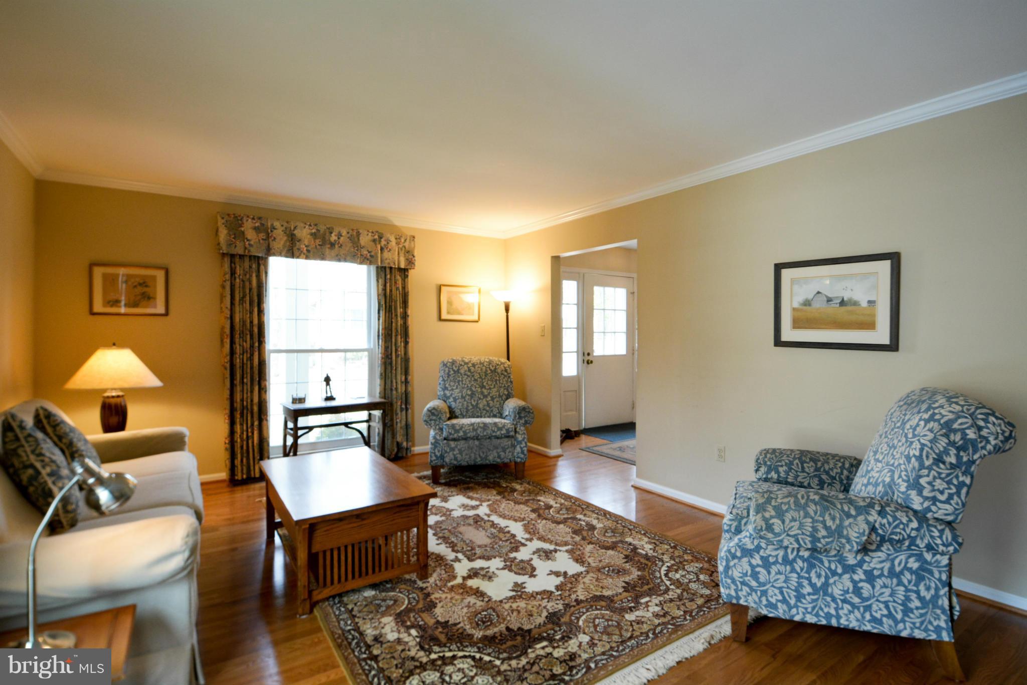 7152 Sontag Way Springfield, VA 22153 - Photo 4 of 29 LIVING ROOM