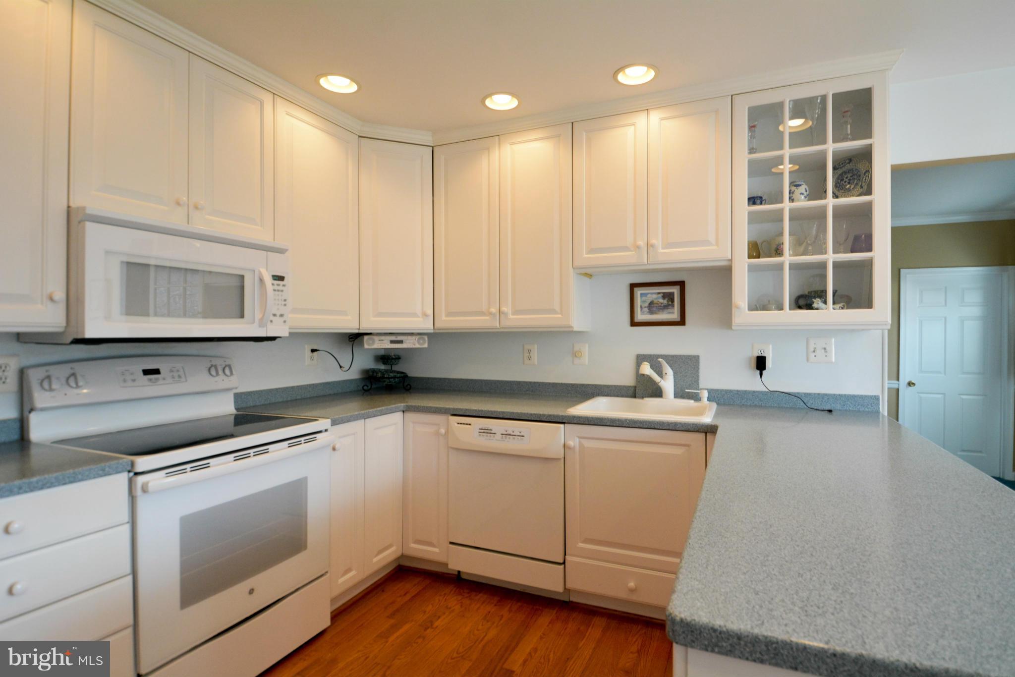 7152 Sontag Way Springfield, VA 22153 - Photo 8 of 29 KITCHEN
