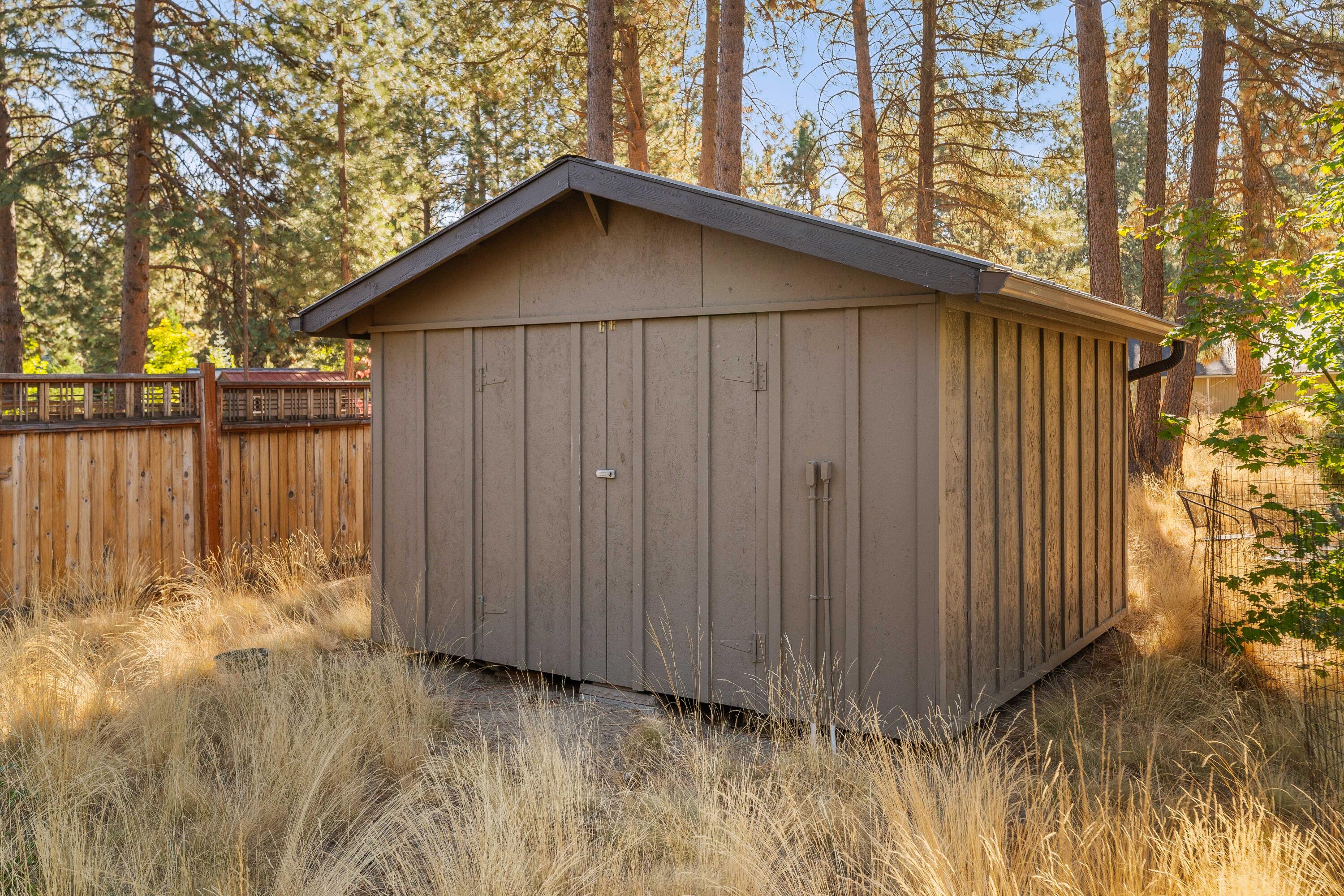 19031 Baker Road Bend, OR 97702 - Photo 30 of 35 32-Shed