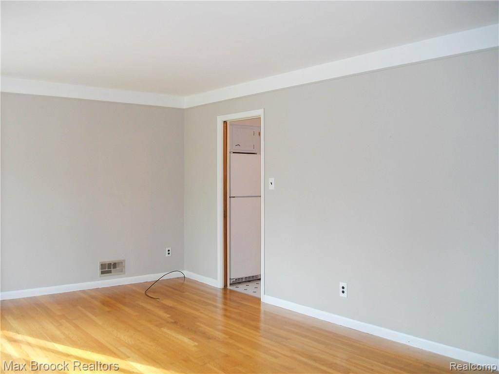 3684 Shaddick Road Waterford, MI 48328 - Photo 4 of 14 3684Shaddick-2.jpg