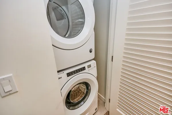 a close up view of a washer and dryer