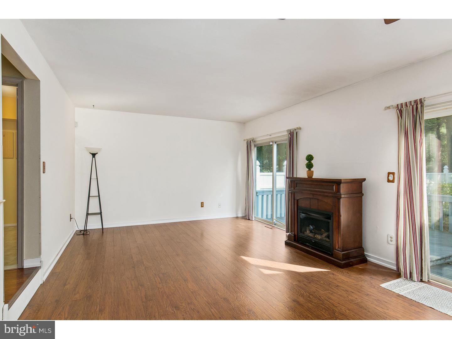 104 Farnwood Road Mount Laurel, NJ 08054 - Photo 7 of 20 Living Room