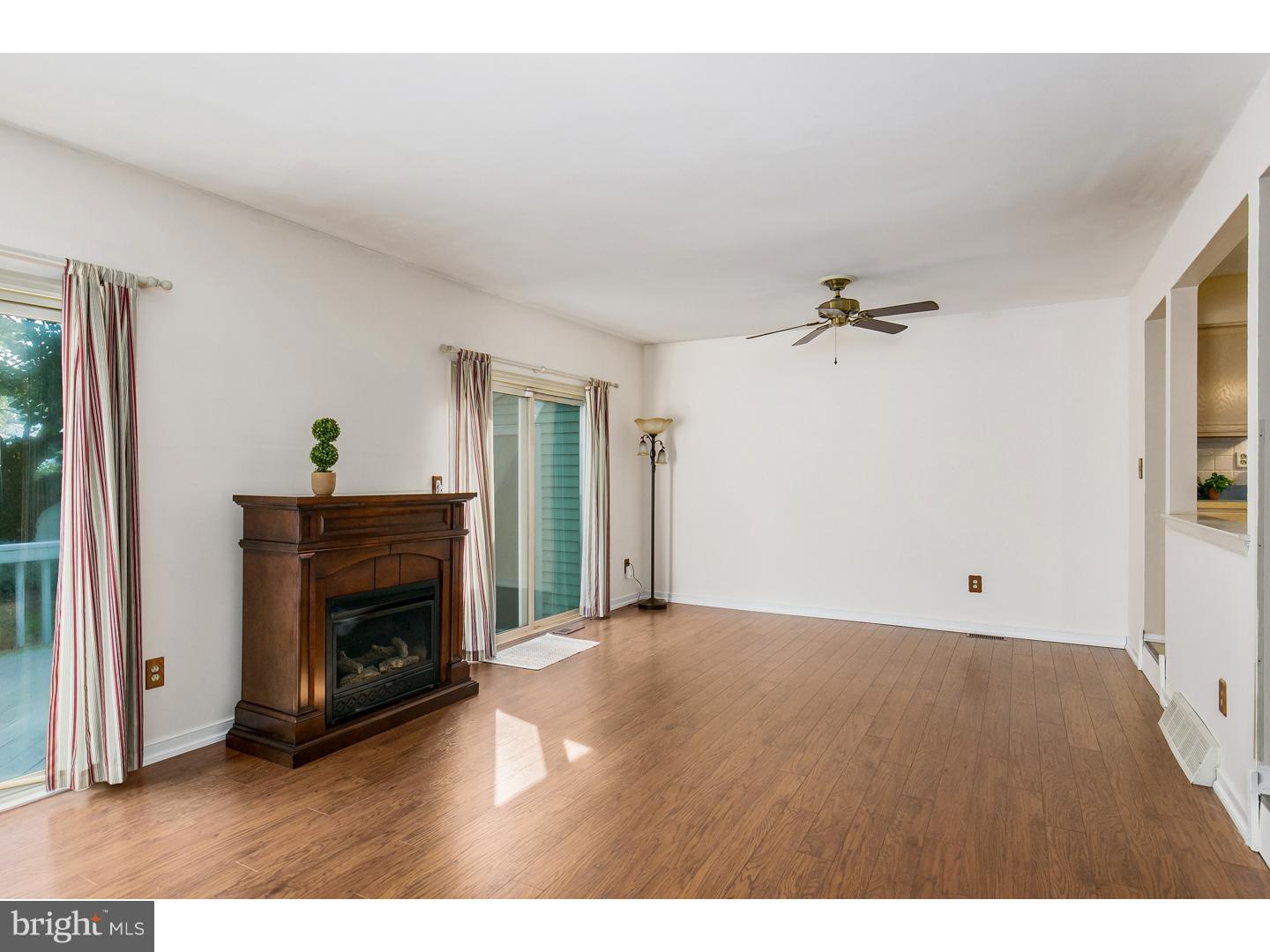 104 Farnwood Road Mount Laurel, NJ 08054 - Photo 9 of 20 Living Room