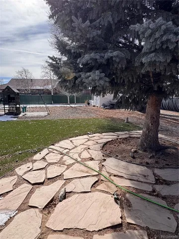 a view of a backyard