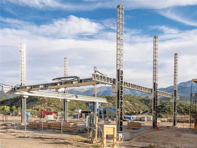 a view of outdoor space and garden view