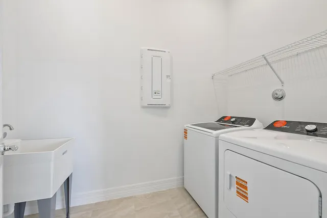 a view of a house with backyard