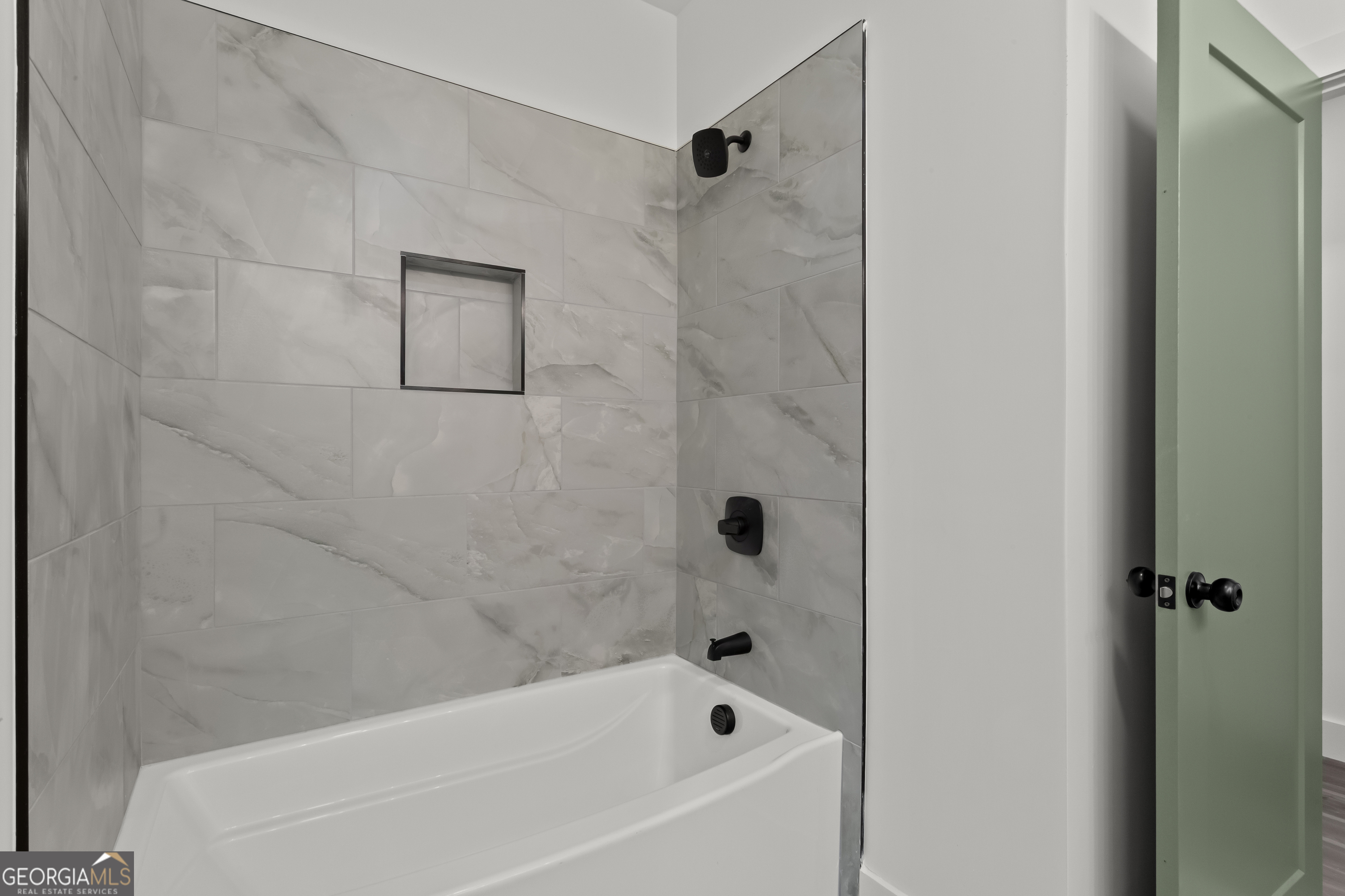 598 Formwalt Street Southwest Atlanta, GA 30312 - Photo 21 of 23 a bathroom with a bathtub