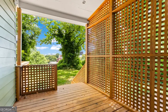 a view of a house with backyard