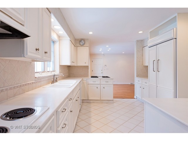 208 Summerfield Road Northbrook, IL 60062 - Photo 8 of 21