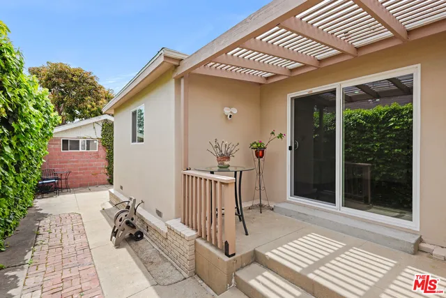 a view of a house with backyard and porch