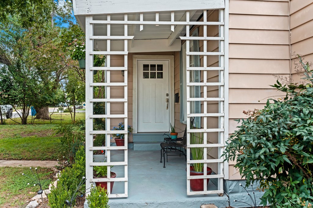 616 Lois Street Kerrville, TX 78028 - Photo 4 of 32 a house with a window