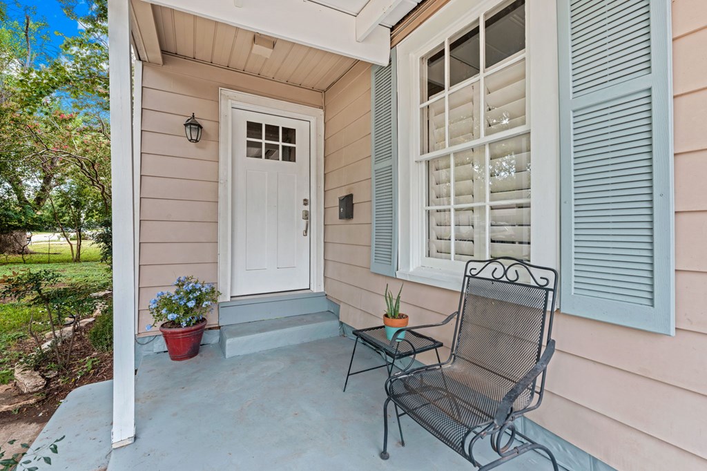 616 Lois Street Kerrville, TX 78028 - Photo 5 of 32 a view of a chairs and table in a patio