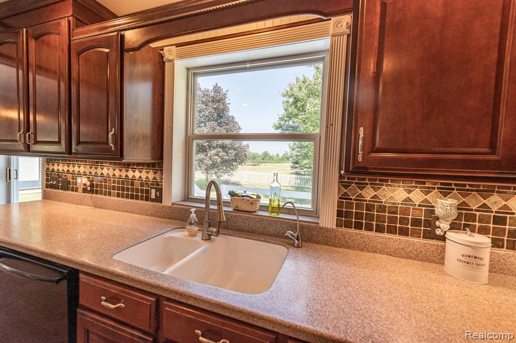 2528 North Lapeer Road Lapeer, MI 48446 - Photo 7 of 39