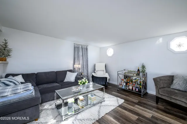 a black and white photo of a screen