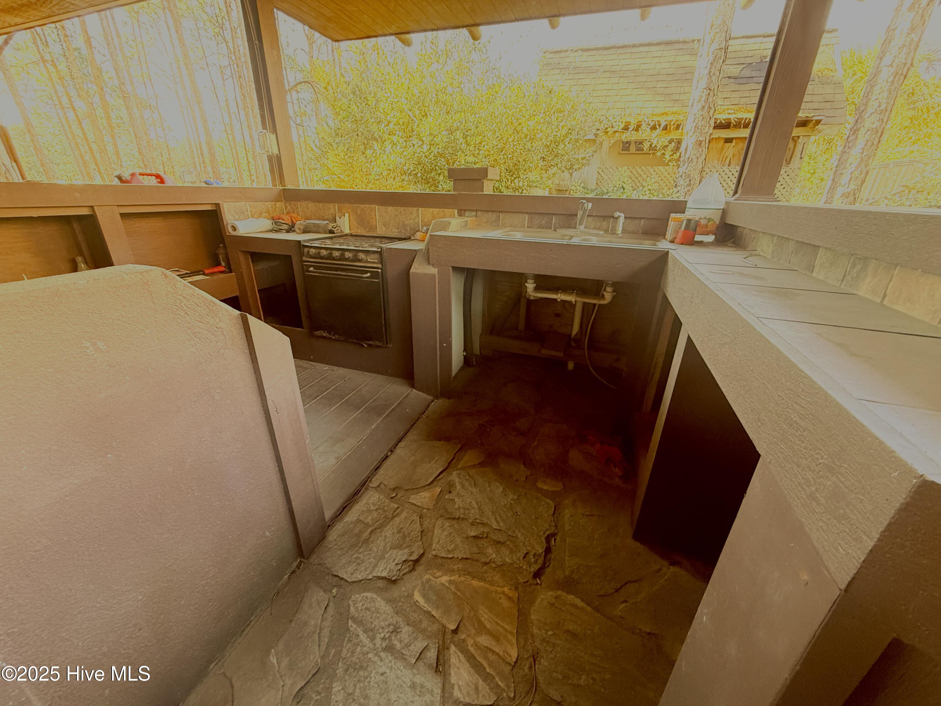 531 Eagle Road Newport, NC 28570 - Photo 9 of 16 Outdoor Kitchen sink & prep area