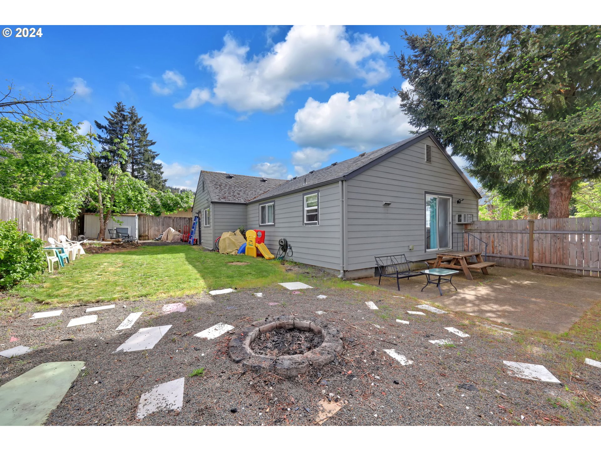 155 South 71st Street Springfield, OR 97478 - Photo 37 of 45 a backyard of a house with table and chairs