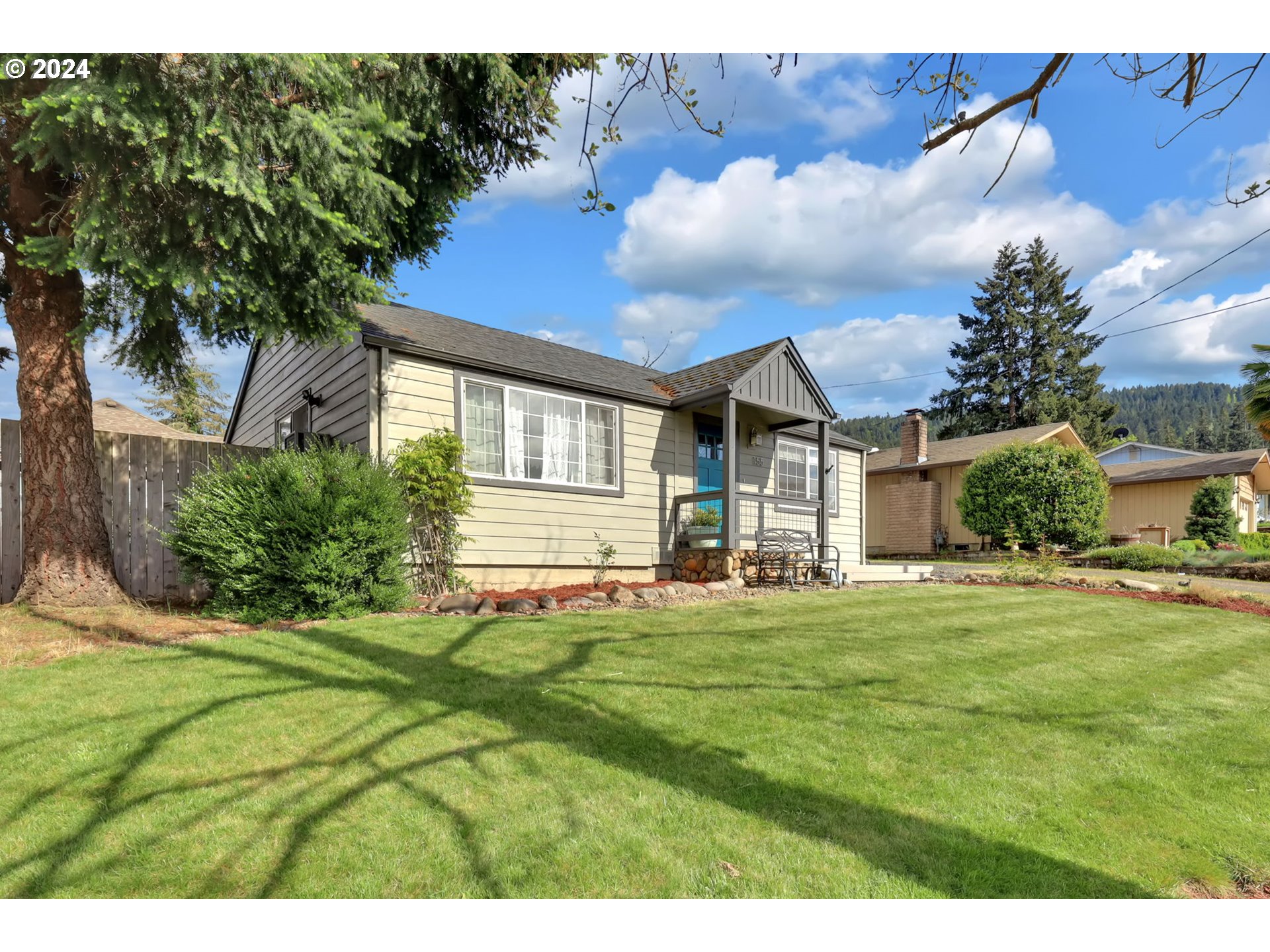 155 South 71st Street Springfield, OR 97478 - Photo 4 of 45 a front view of a house with a garden