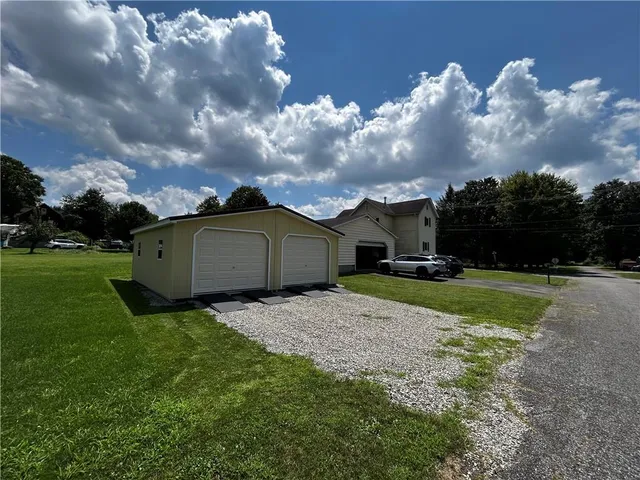 a view of a backyard