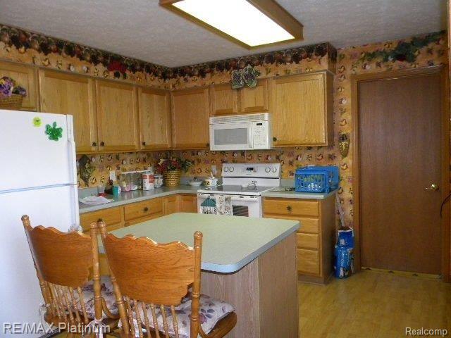 3911 Emmaus Lane Howell, MI 48855 - Photo 8 of 22 124