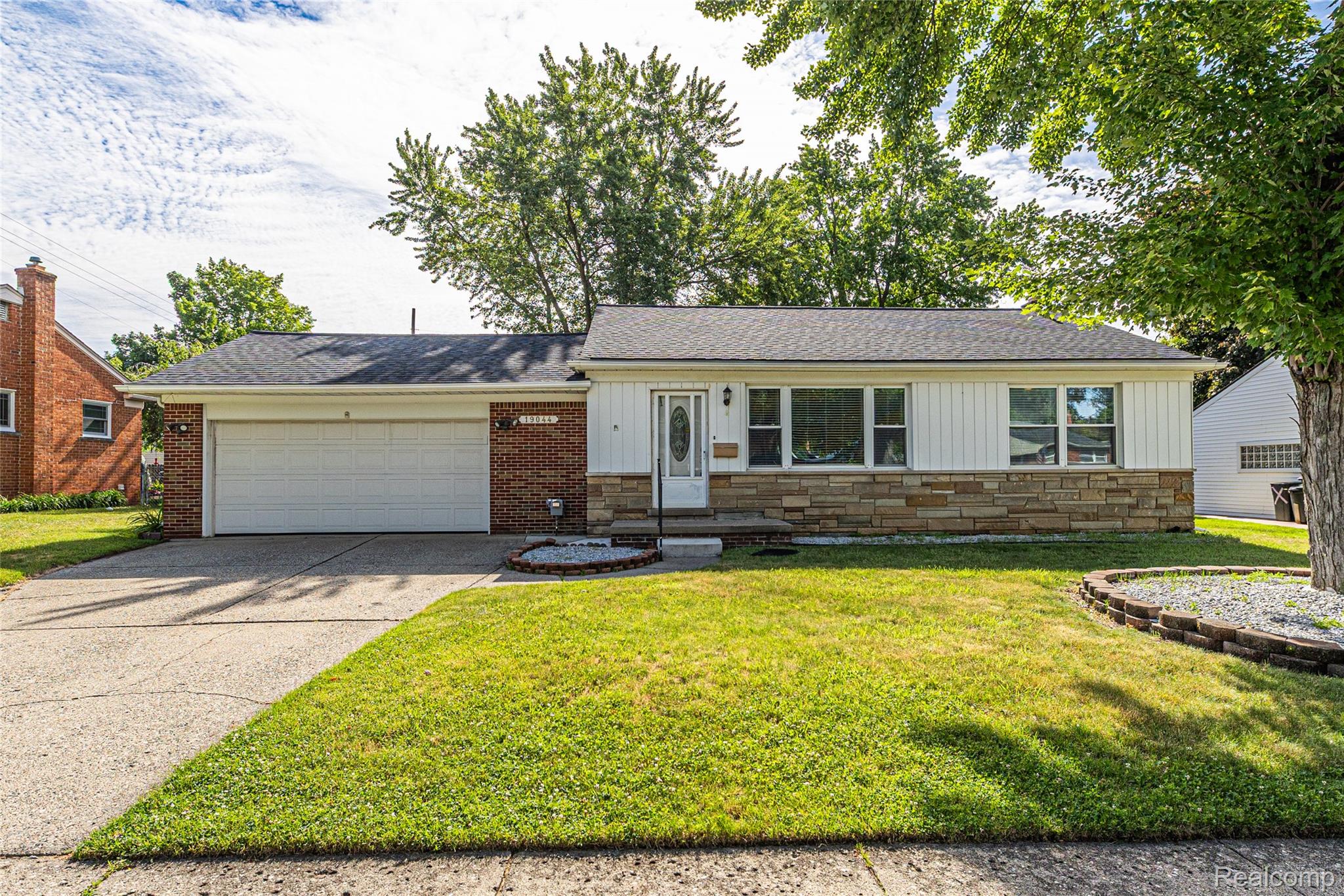 19044 Norwich Road Livonia, MI 48152 - Photo 1 of 27 Front