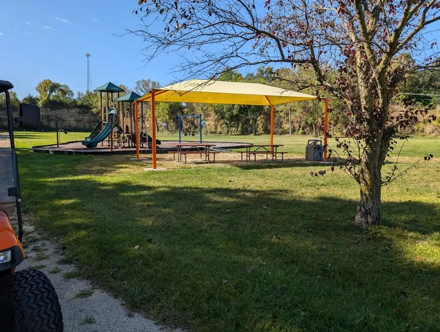 a view of a backyard