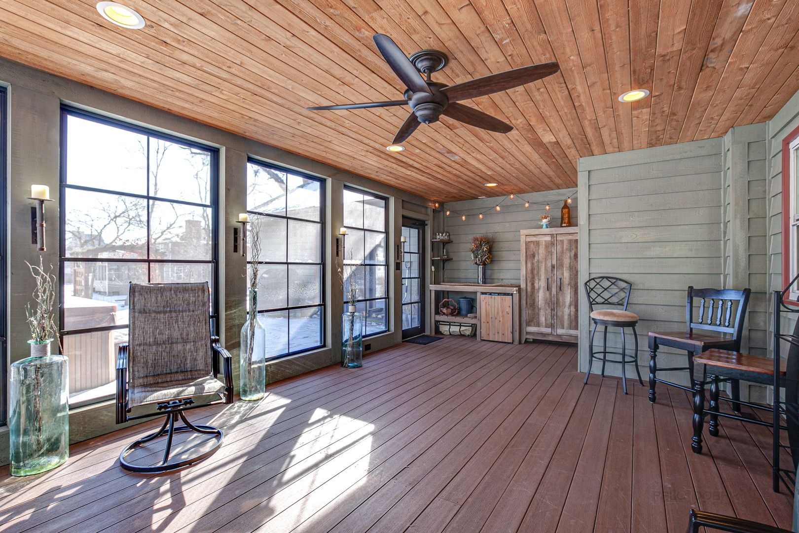 700 West Center Road Palatine, IL 60074 - Photo 13 of 32 a view of a livingroom with furniture and hardwood floor