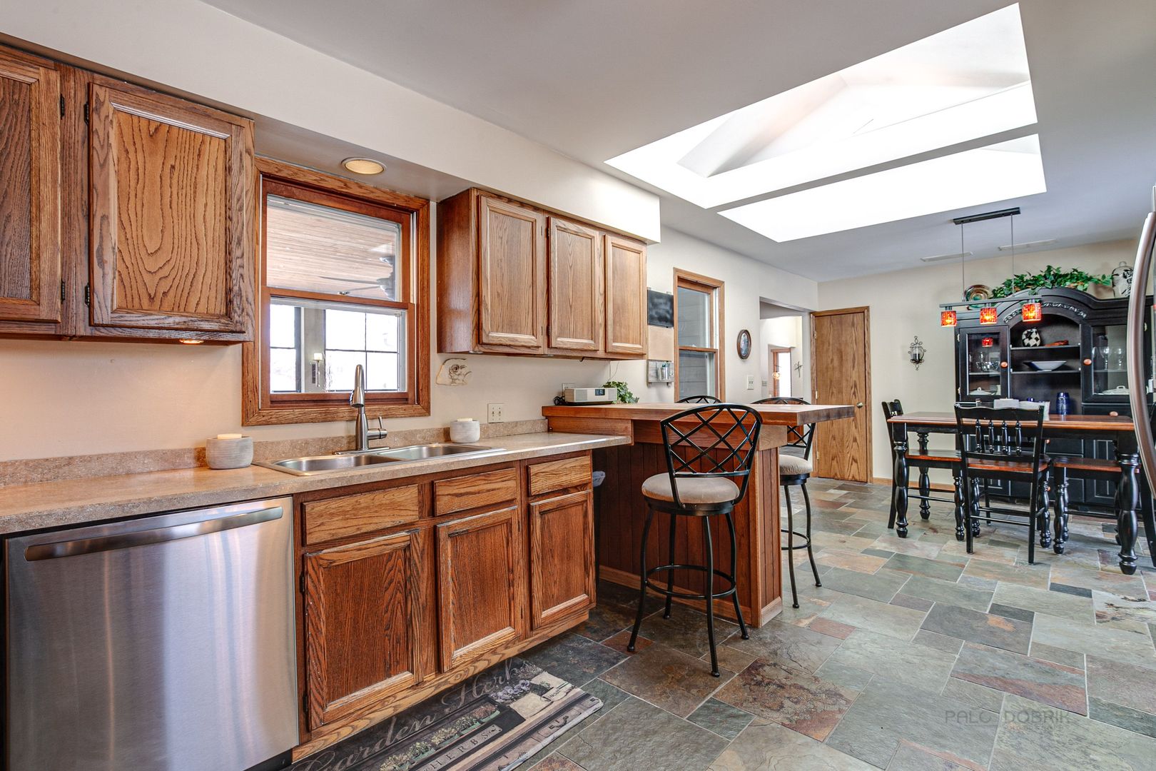 700 West Center Road Palatine, IL 60074 - Photo 10 of 32 a kitchen with lots of counter top space and dining table
