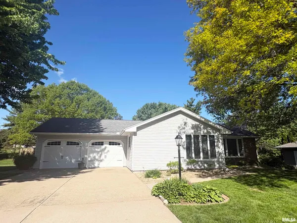 $319,900 | 311 Whispering Oaks Drive, Germantown Hills, IL 61548