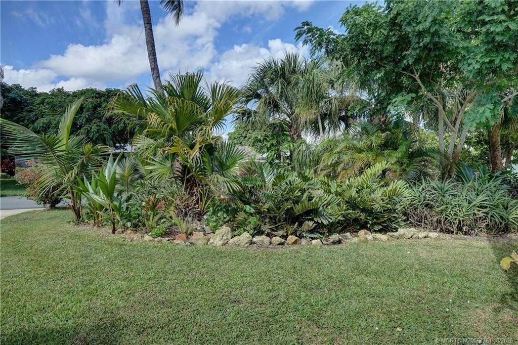 905 Southeast Flamingo Avenue Stuart, FL 34996 - Photo 34 of 36 a view of a garden