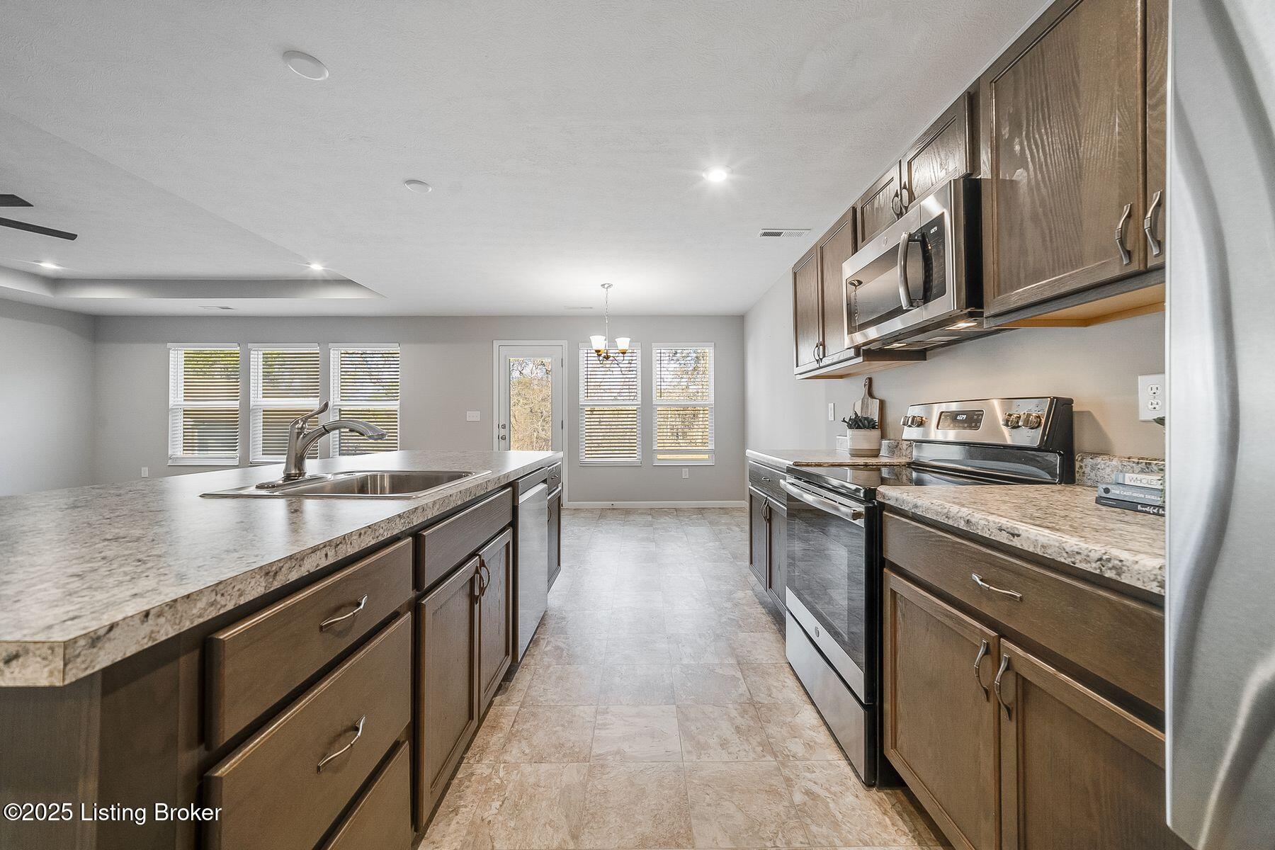 8425 Splendid Point Louisville, KY 40229 - Photo 12 of 67 photo_online_021