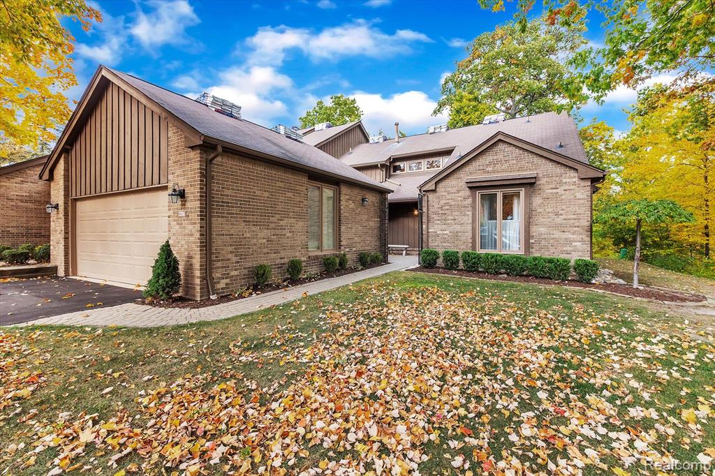 23700 Ravineview Court Bingham Farms, MI 48025 - Photo 1 of 33