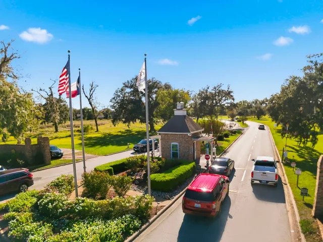 $355,990 | 2319 Ridgewood Drive, West Columbia, TX 77486