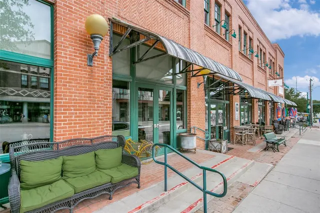 $799,000 | 223 Wood Street, Unit 201, Grapevine, TX 76051