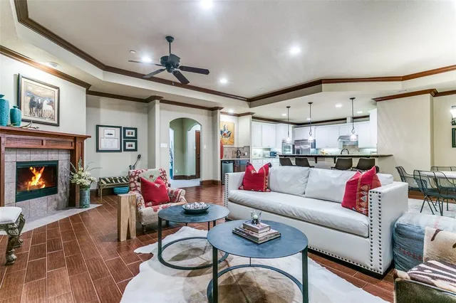 $799,000 | 223 Wood Street, Unit 201, Grapevine, TX 76051