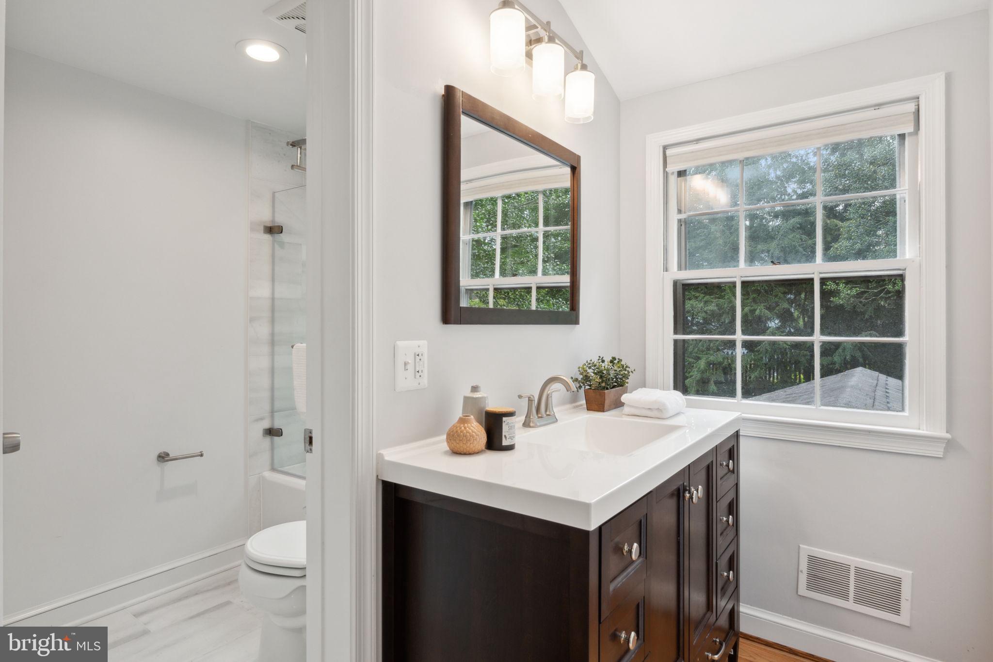 5910 Overlea Road Bethesda, MD 20816 - Photo 31 of 50 Upper Level - 2nd En-Suite Bathroom
