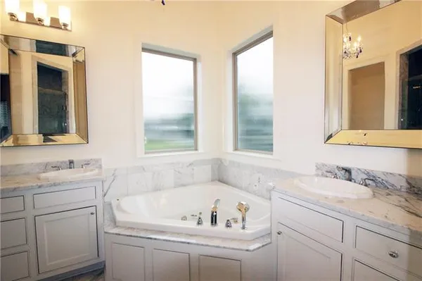 $2,950 | 2 Laux Manor Drive, Metairie, LA 70003