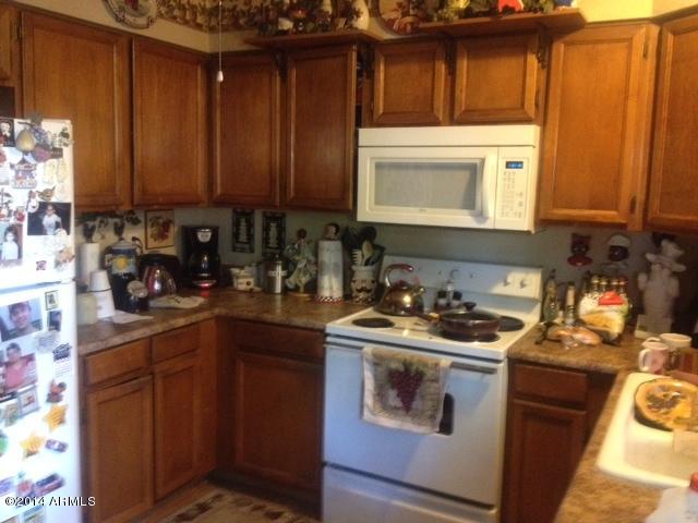 8111 West Wacker Road Peoria, AZ 85381 - Photo 5 of 9 05 Kitchen