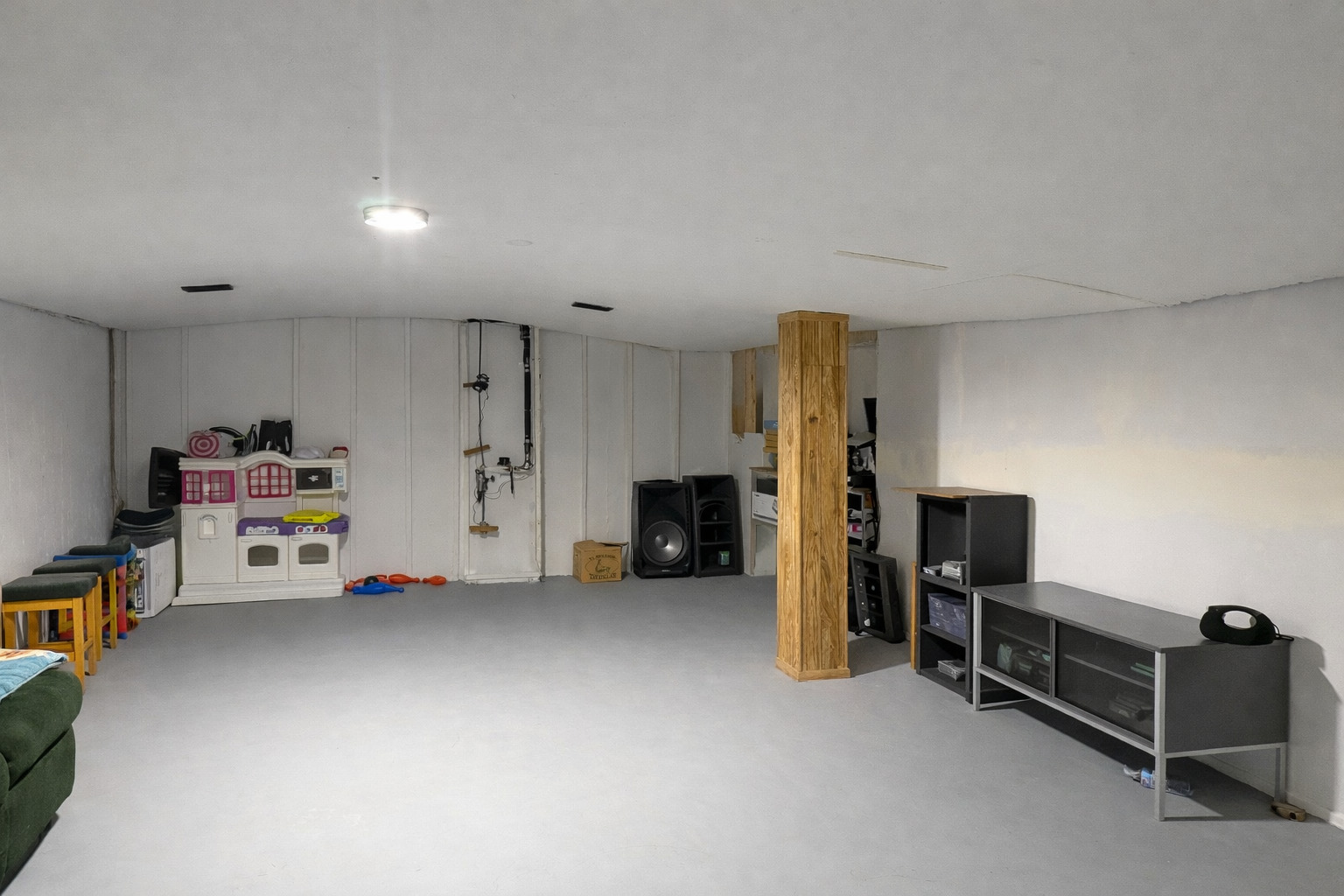 502 South Edward Street Mount Prospect, IL 60056 - Photo 6 of 7 a view of work space with furniture and a flat screen tv