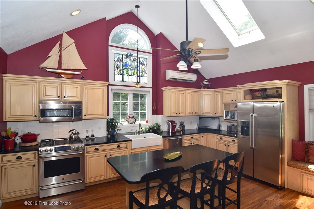 852 Anthony Road Portsmouth, RI 02871 - Photo 6 of 40