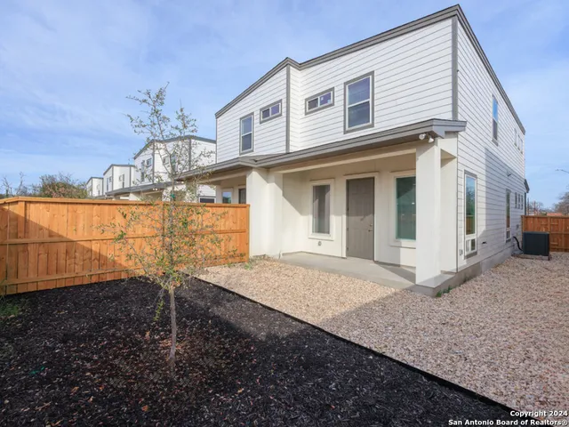 a view of a backyard