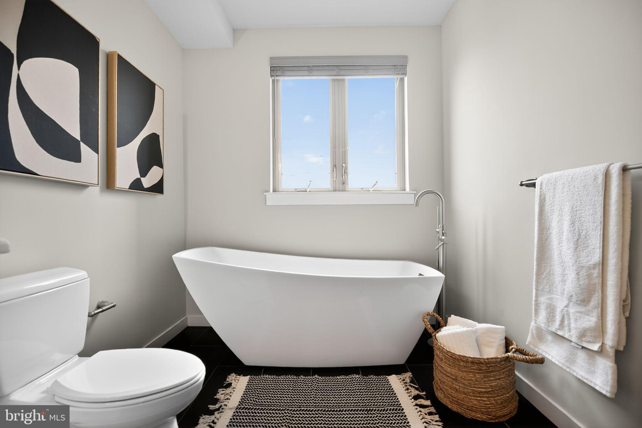 1711 South 20th Street Philadelphia, PA 19145 - Photo 21 of 36 a bathroom with a toilet and a bathtub