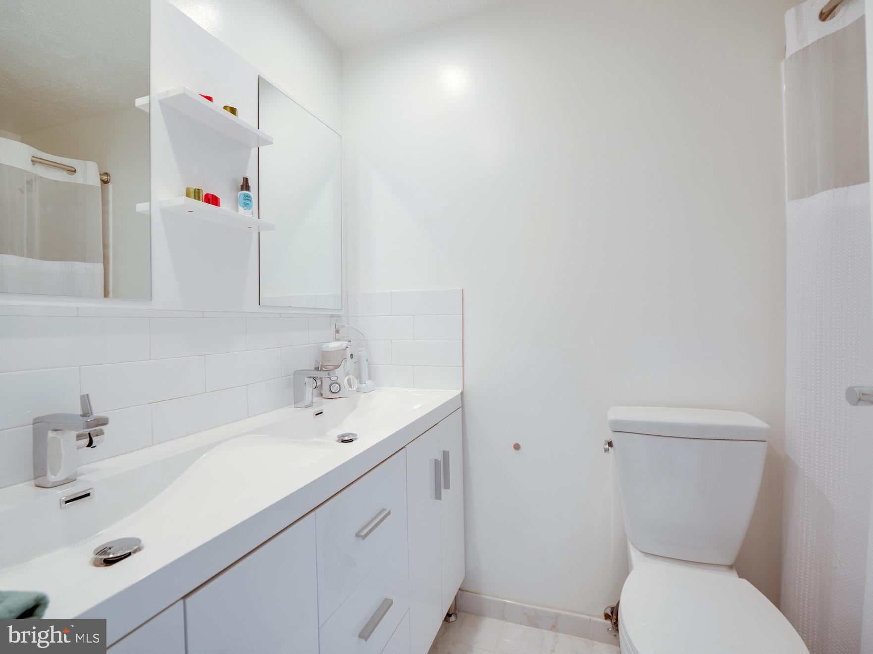 1677 Bayfield Way Reston, VA 20194 - Photo 28 of 47 Dual Vanity Hall Bath with Whirlpool Tub w/ Jets