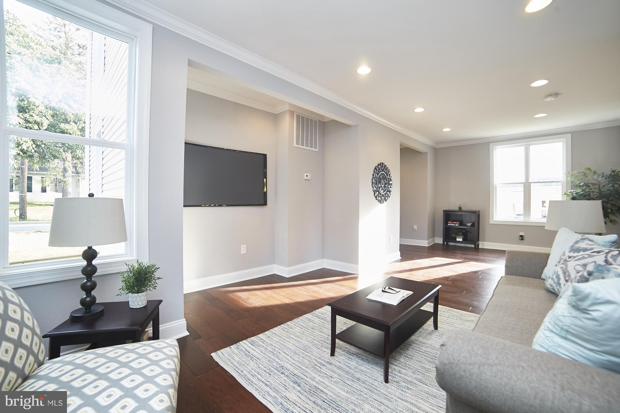 4604 Ridge Avenue Baltimore, MD 21227 - Photo 8 of 29 Living Room