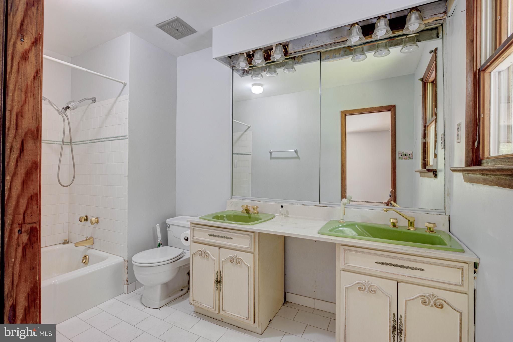 8191 Old Mill Road Pasadena, MD 21122 - Photo 13 of 37 Full Bathroom #1