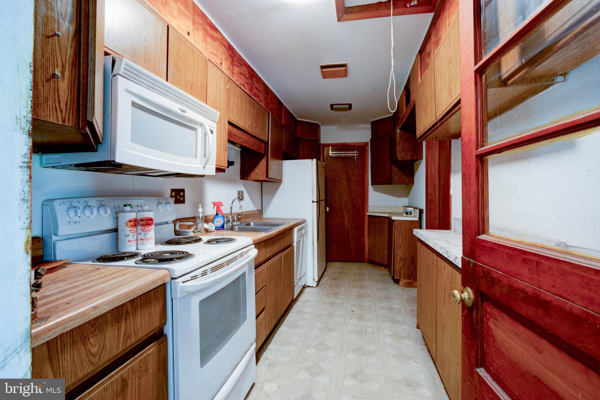 8191 Old Mill Road Pasadena, MD 21122 - Photo 24 of 37 A kitchenette